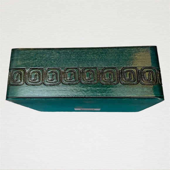 Small Handmade Polish Box with Carved Painted Lacquered Flowers - Picture 8 of 11